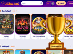 Kuvassa näkyy Pelikaani nettikasinon käyttöliittymä ja Rahapelisanomat "Paras kasino" pokaali.