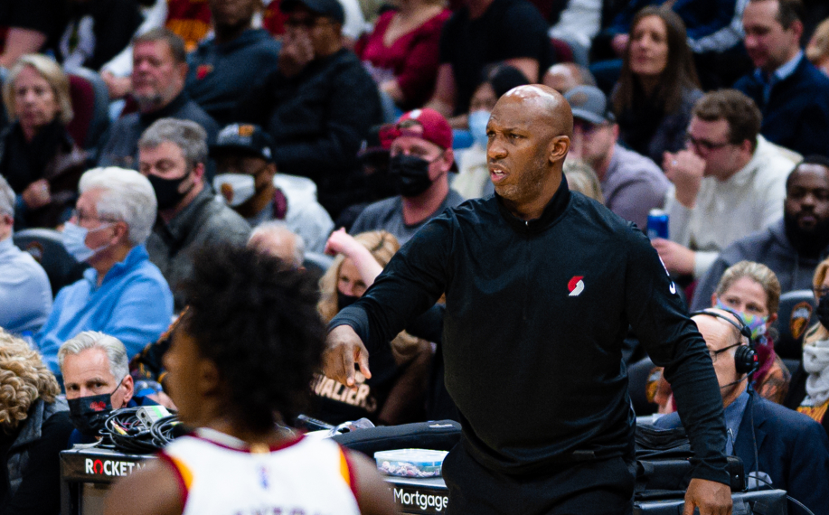 NBA koripallovalmentaja kesken pelin.