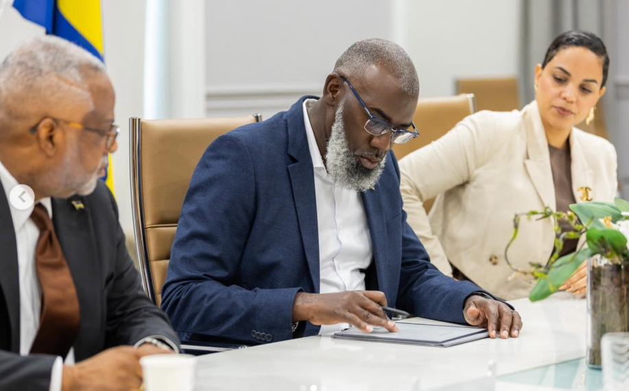 Kuvassa pääministeri Gilmar Pisas kokouksessa Curacaon peliviranomaisen kanssa.