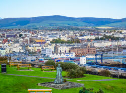 Kuvassa Douglas, Mansaaren pääkaupunki, jossa toimii useiden rahapeliyhtiöiden toimistot.