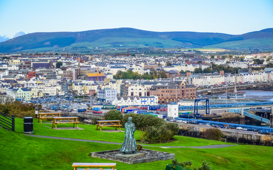 Kuvassa Douglas, Mansaaren pääkaupunki, jossa toimii useiden rahapeliyhtiöiden toimistot.