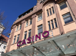 Helsingin Casino, puita ja sininen taivas.