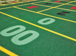 Rulettimatolla näkyy pöydän alkupuolella 00 ja 0.