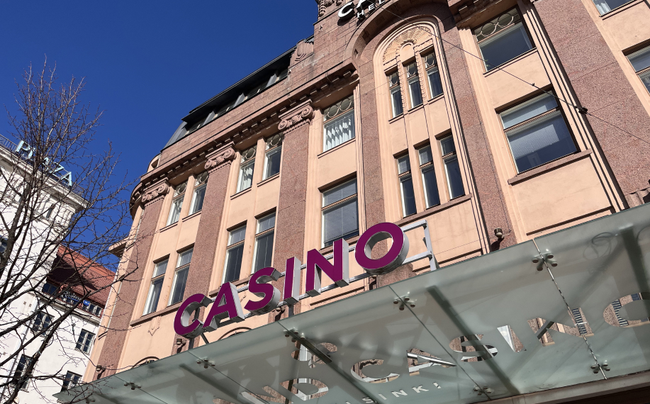 Helsingin Casino, puita ja sininen taivas.