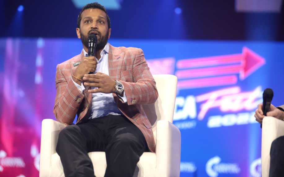 Kash Patel siviiliasussa messutilaisuudessa.