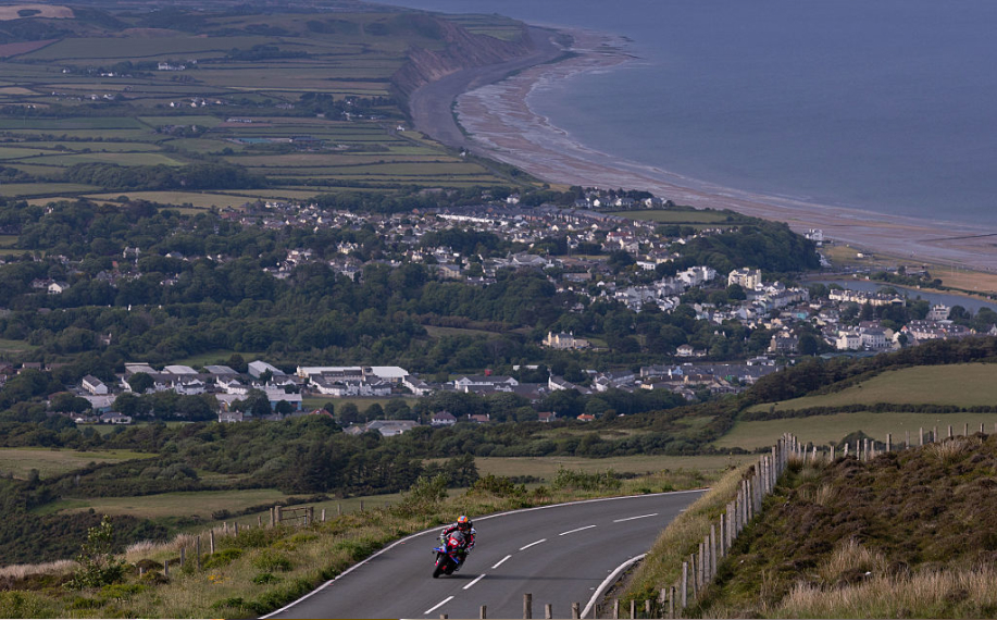 Davey Todd ajaa Mansaaren ympäriajossa moottoripyörällä kohti Guthrierin mustomerkkiä aika-ajoissa Toukokuun 28, 2025