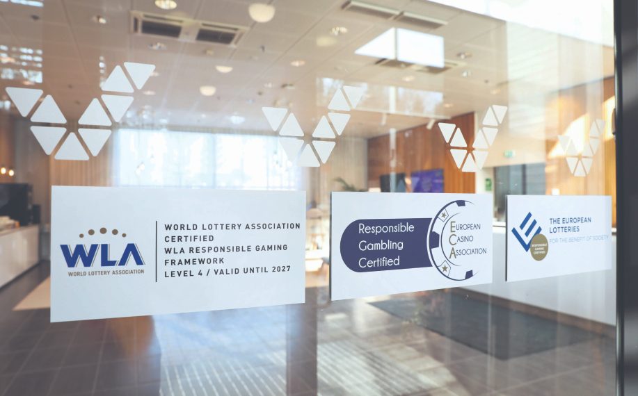 Kuvassa Veikkauksen toimiston ovi Helsingin Pohjois-Haagassa Kehä 1 varrella. Kuvassa näkyy oveen kiinnitetty World Lottery Association (alan etujärjestö) antama sertifikaatti.