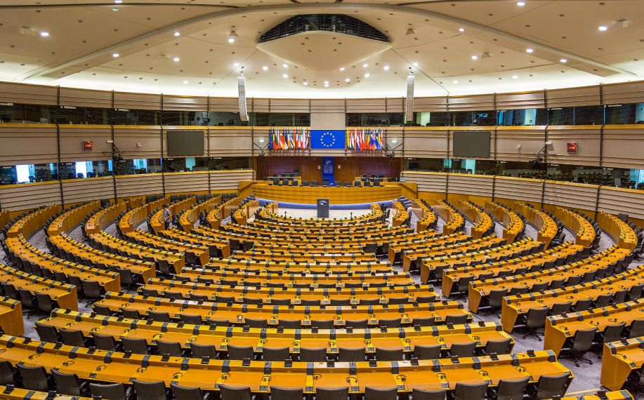 Kuvassa Euroopan Parlamentin istuntosali.