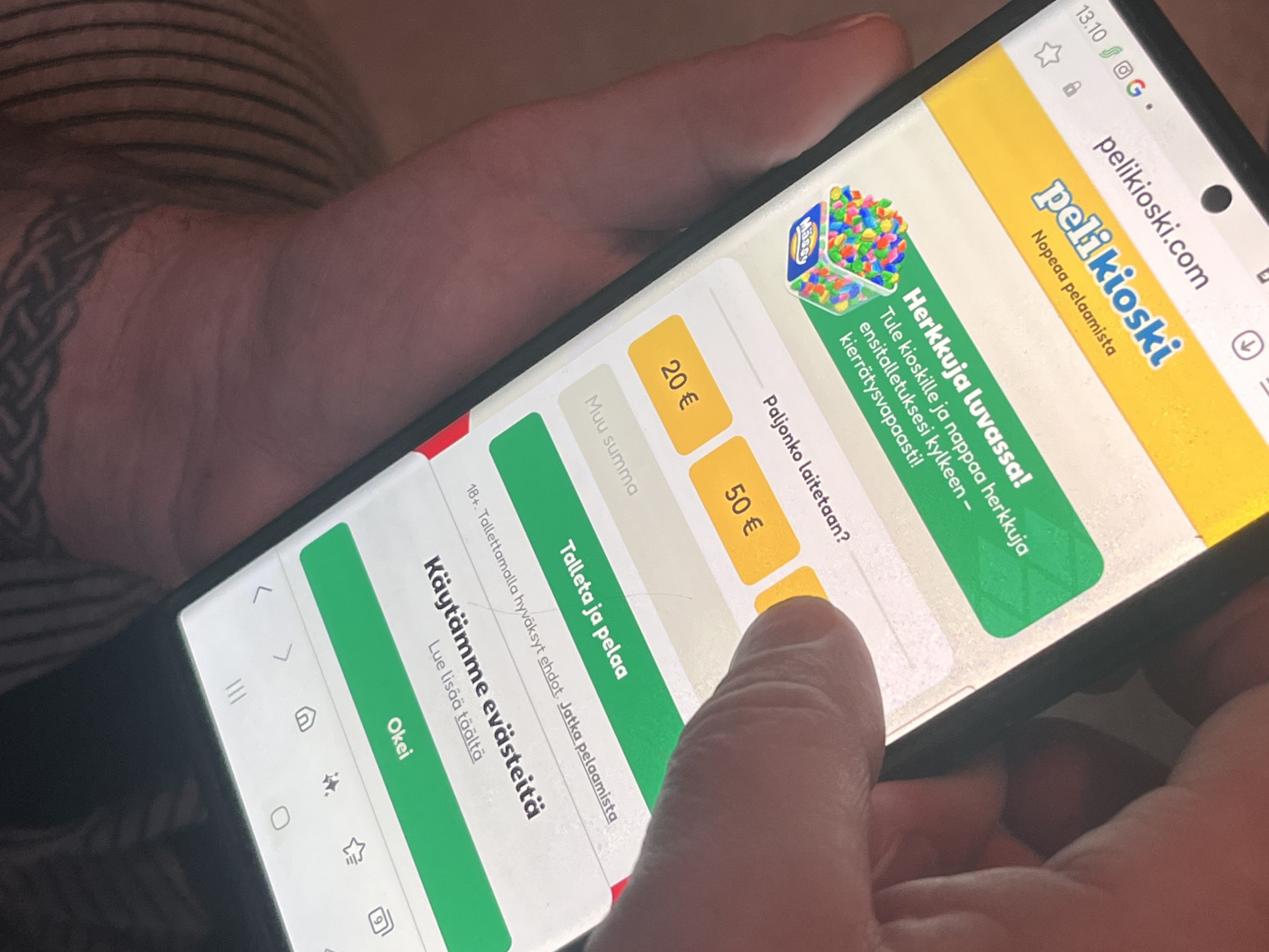 Rahapelisanomat testaajalla auki Pelikioski nettikasino puhelimella. Kuvasta näkyy että kyseessä on pikakasino sillä pelaaja voi valita talletuksen ilman edes rekisteröitymistä. Evästeilmoituksen perusteella kyseessä näyttää olevan ensimmäinen kerta kun kasino on testaajan toimesta avattu.