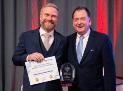 Tanskan peliviranomainen hymyilee ottaessaan vastaan Regulaattorien vuosikokouksen paras kampanja -palkintoa.