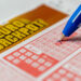 Pelaaja täyttää Eurojackpot-kuponkia.