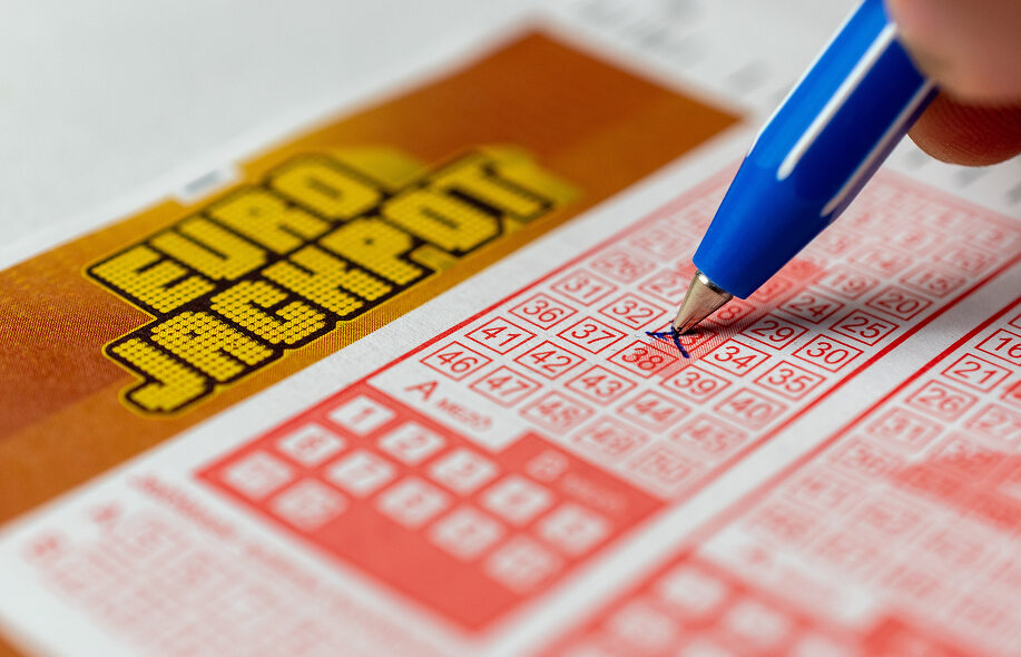 Pelaaja täyttää Eurojackpot-kuponkia.