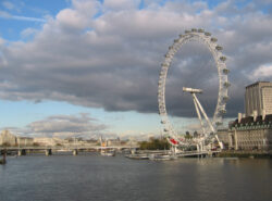 Thames-joki ja Lontoon keskustaa.