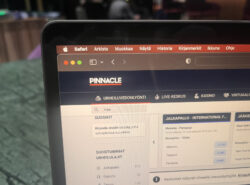 Pinnaclen suomenkielinen vedonlyöntisivusto kuvattuna Macbook-tietokoneella.