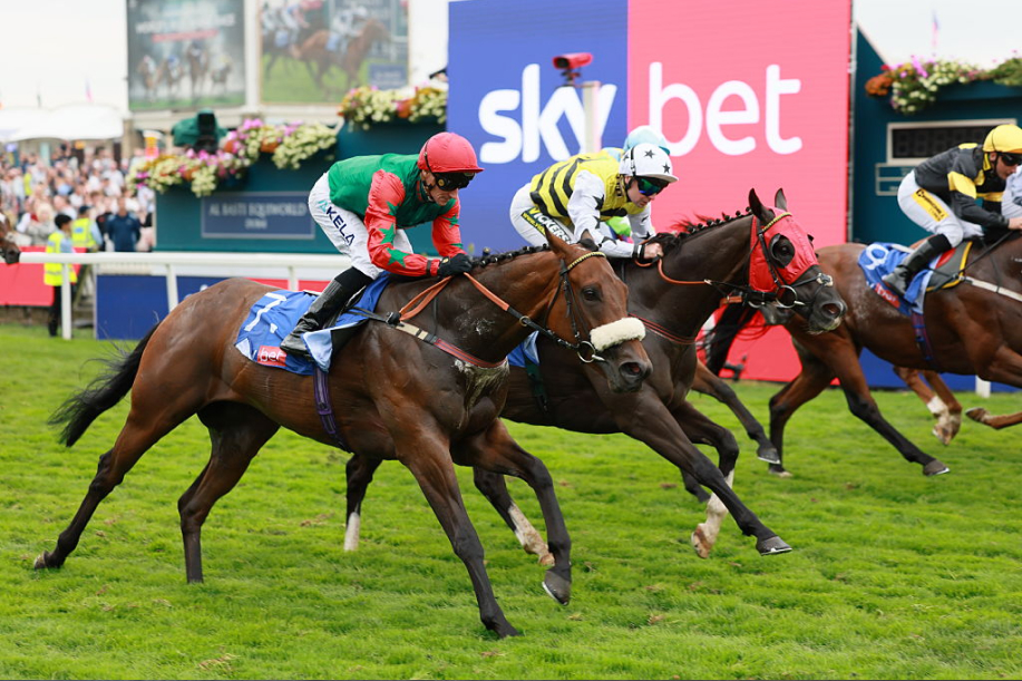 Daniel Tudhope ratsastama Northern Ticker (vasemmalla) voitti Sky Bet Constantine Handicap -kilpailun Sky Bet Ebor Festival 2025 -tapahtuman neljäntenä päivänä Yorkin raviradalla. Kuva: lauantai 23. elokuuta 2025. 