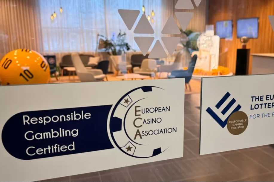 European Casino Association ja European Lotteries mainoskyltit Veikkaus toimiston ovessa.