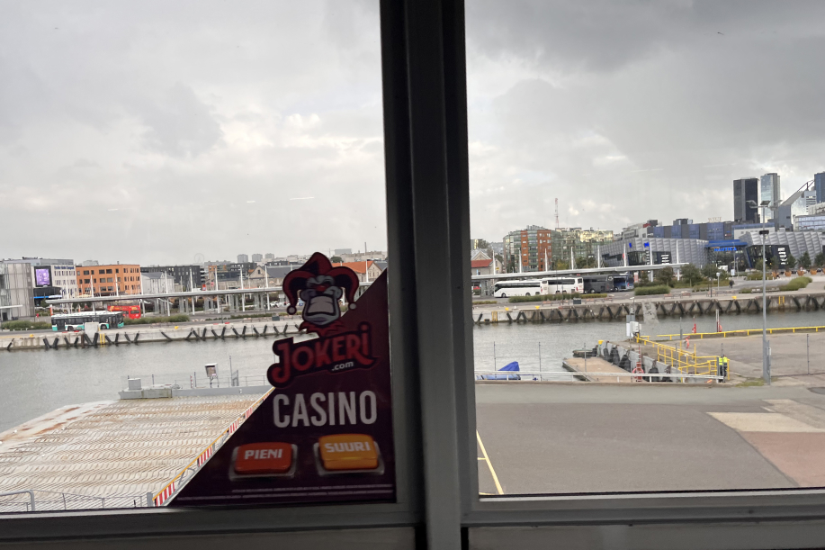 Jokeri Casino mainos ikkunateippattuna Tallinnan satamassa. 