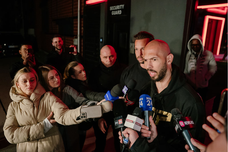 Andrew Tatea haastatellaan usean toimittajan voimin