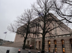 Eduskuntatalo puiden takana Joulukuun 8. päivä vuotta 2025. Kuvaaja Aleksi Virtanen.