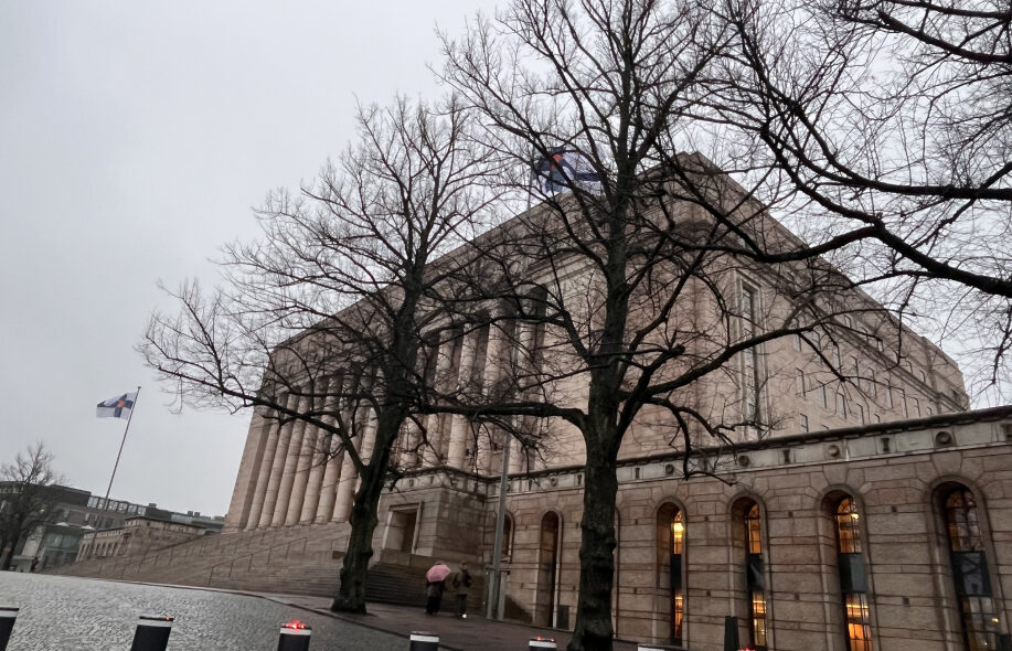 Eduskuntatalo puiden takana Joulukuun 8. päivä vuotta 2025. Kuvaaja Aleksi Virtanen.