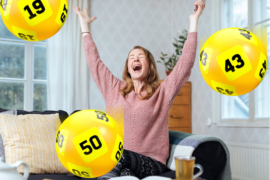 Nainen juhlii voitettuaan Eurojackpotin. Kuva Veikkaukselta.