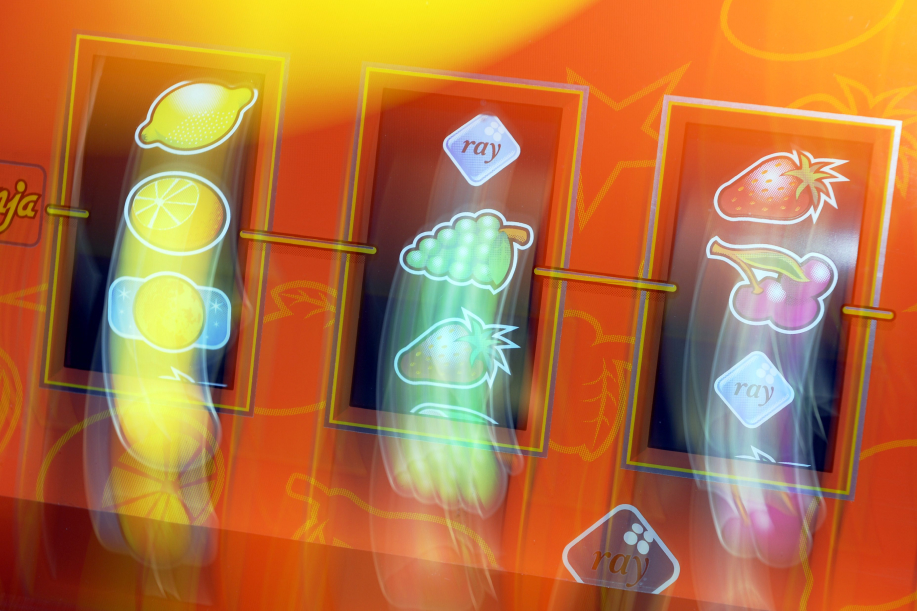 Kuvassa Ray Mansikka hedelmäpeli