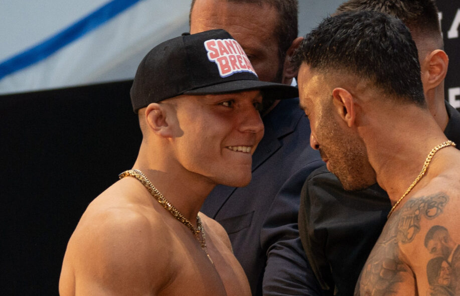 Theo Kolehmainen tuijottaa Makwan Amirkhania Ice Cage 5 -lehdistötilaisuudessa.