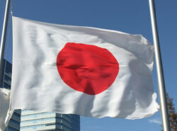 Japanin lippu liehumassa.