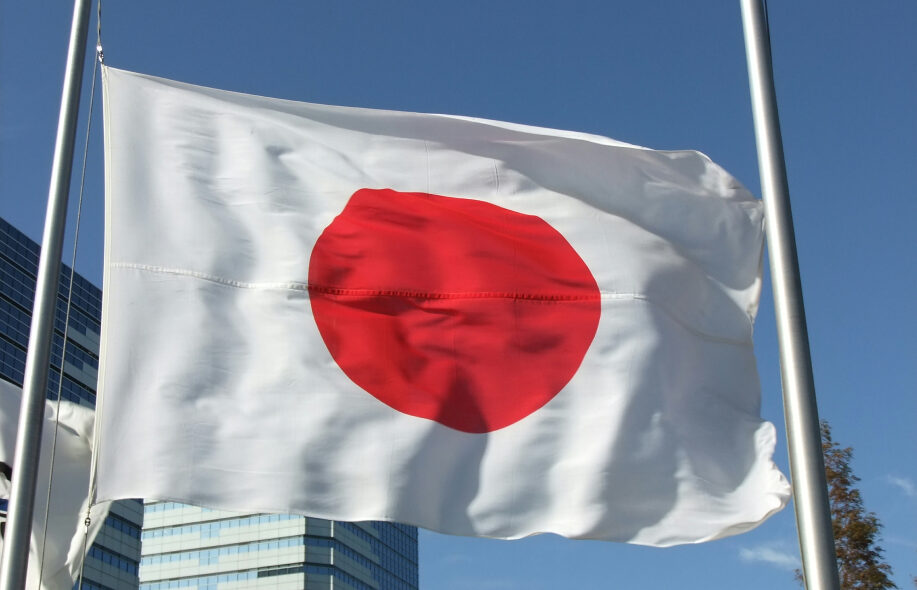 Japanin lippu liehumassa.