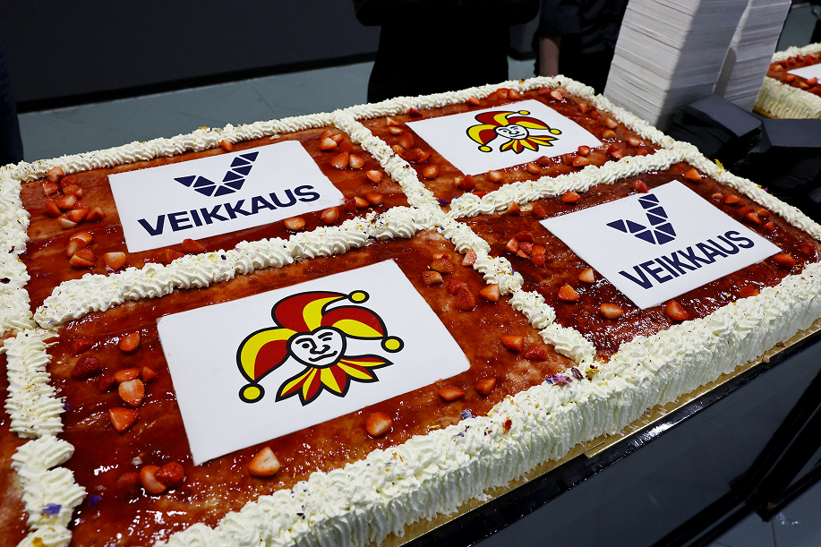 Kakku missä Veikkaus ja Jokerit logot.