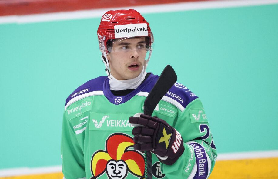 Jokerit pelaaja Tomek Valtonen Veikkaus logo paidassa.