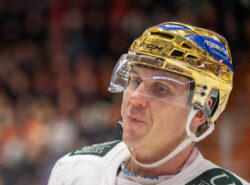 HIFK Jori Lehterä Veikkaus kultakypärä päässään.