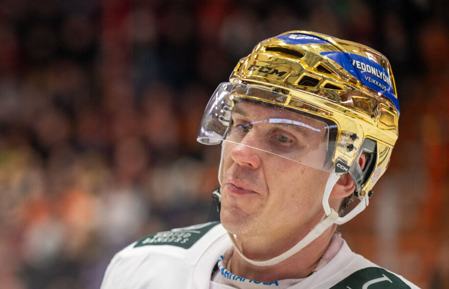 HIFK Jori Lehterä Veikkaus kultakypärä päässään.