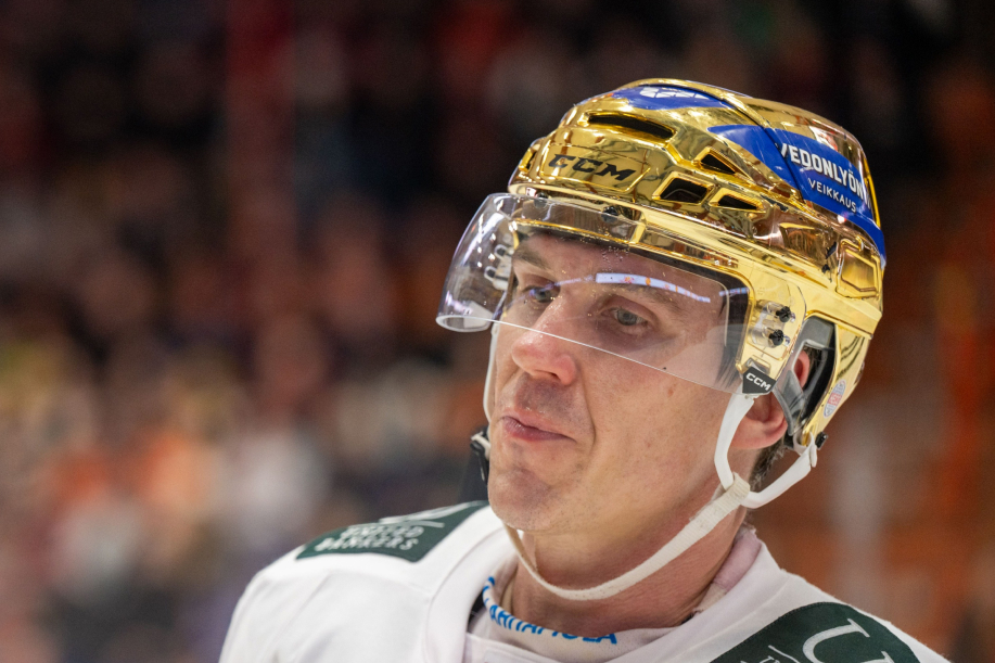 HIFK Jori Lehterä Veikkaus kultakypärä päässään.