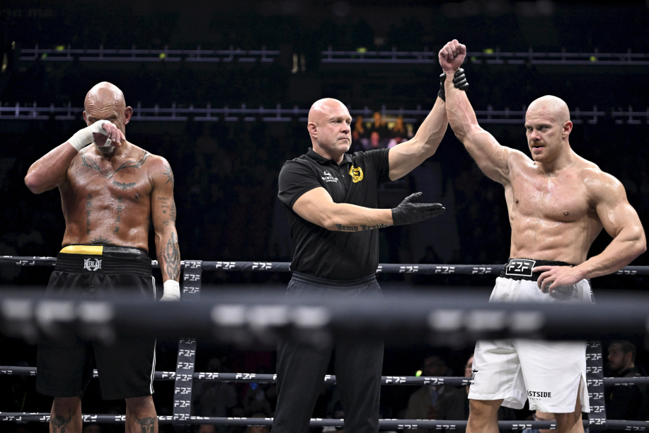 Tuomari julistaa Matias Niemen voittajaksi F2F kamppailutapahtumassa. Vieressä pettynyt Jere Karalahti.