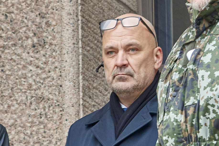 Mauri Peltokangas kuvattuna mielenosoituksessa Eduskunnan portailla.