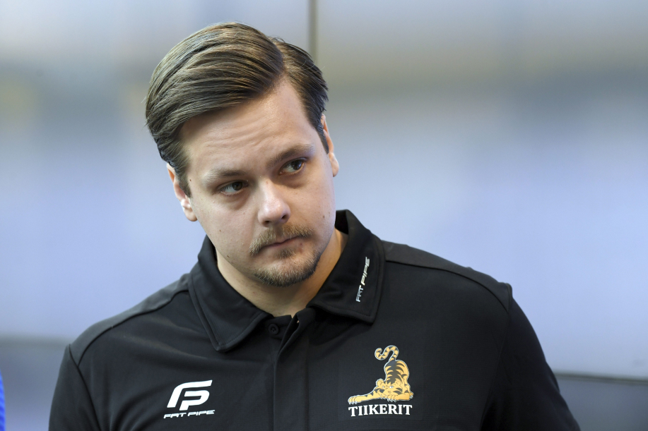 Miro Mäkelä valmentajan asussaan.