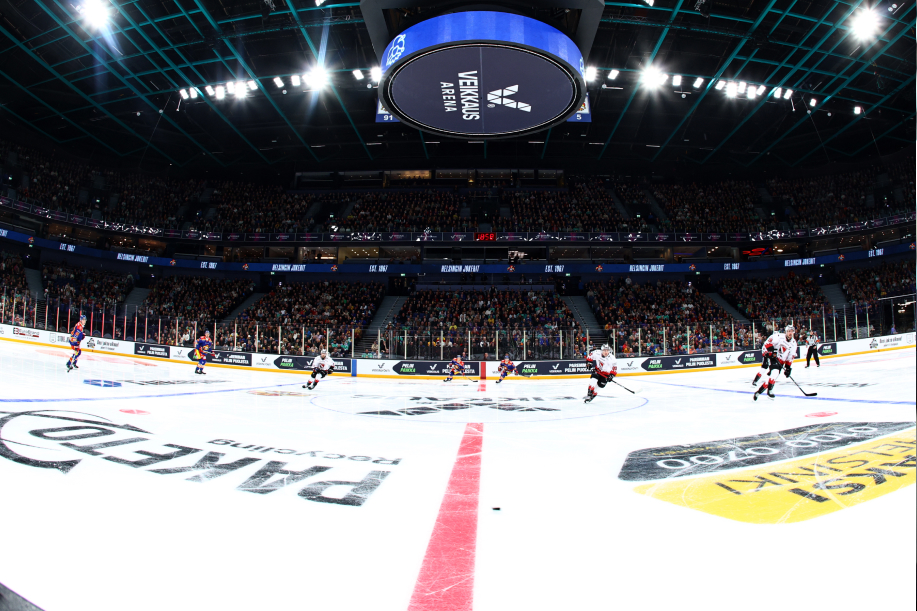 Veikkaus areena jääkiekko-ottelu. Veikkaus logot näkyvät useammassa paikassa.