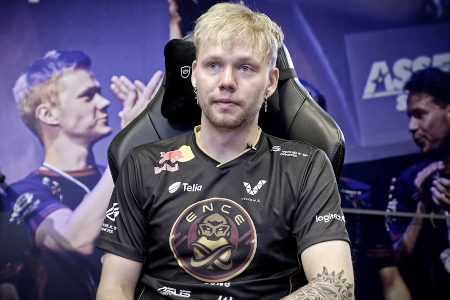 "Sunny" counter strike pelaaja. Ence pelipaidassa näkyy Veikkaus logo.