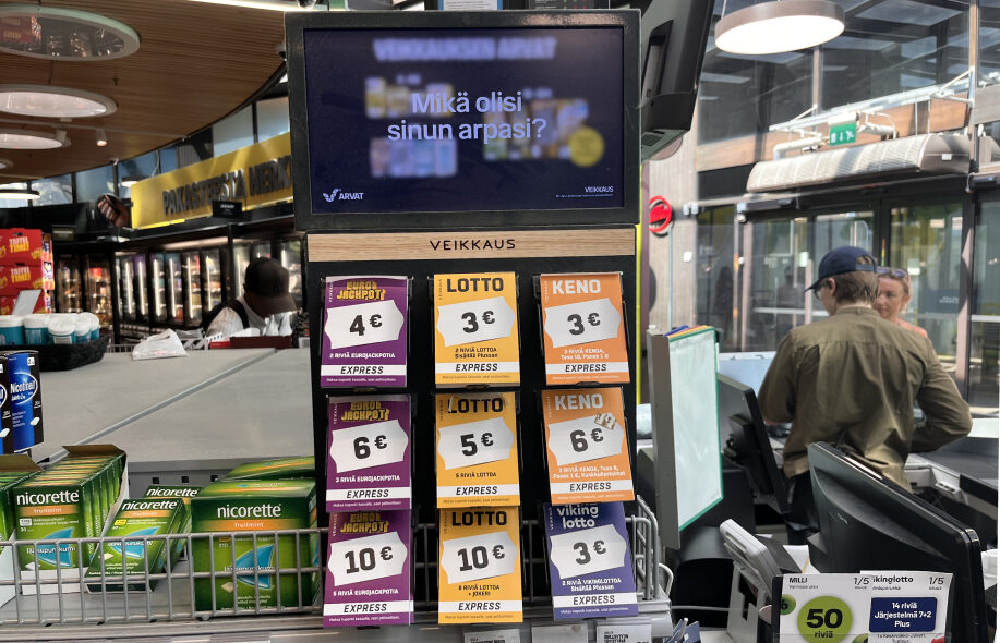 Kuvassa Veikkauksen lotto ja arpapelejä Ympyrätalon S-marketissa Helsingissä.