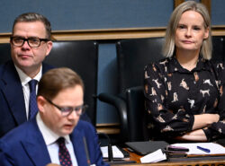 Kuvaus: Vasemmmalta, pääministeri Petteri Orpo (kok.), oppositiopuolue keskustan kansanedustaja Markus Lohi ja valtiovarainministeri Riikka Purra (ps.) eduskunnan täysistunnossa Helsingissä 15. joulukuuta 2025 jolloin käsiteltyyn myös rahapelilakia.