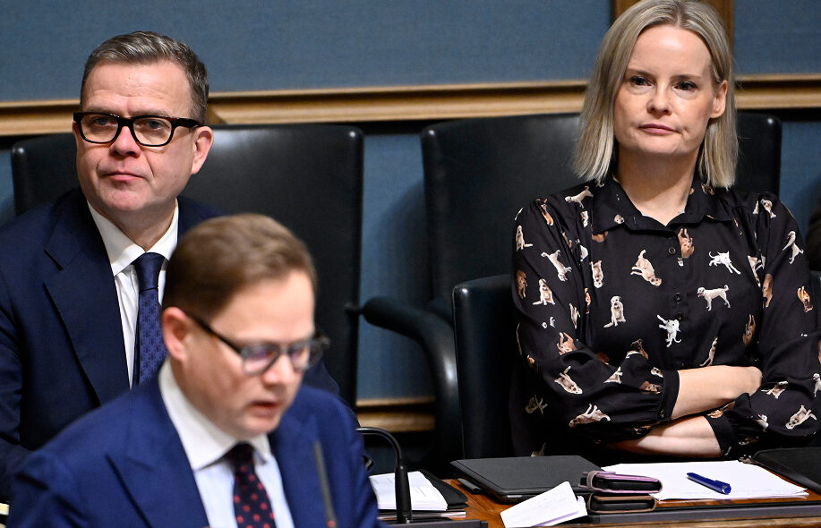 Kuvaus: Vasemmmalta, pääministeri Petteri Orpo (kok.), oppositiopuolue keskustan kansanedustaja Markus Lohi ja valtiovarainministeri Riikka Purra (ps.) eduskunnan täysistunnossa Helsingissä 15. joulukuuta 2025 jolloin käsiteltyyn myös rahapelilakia.