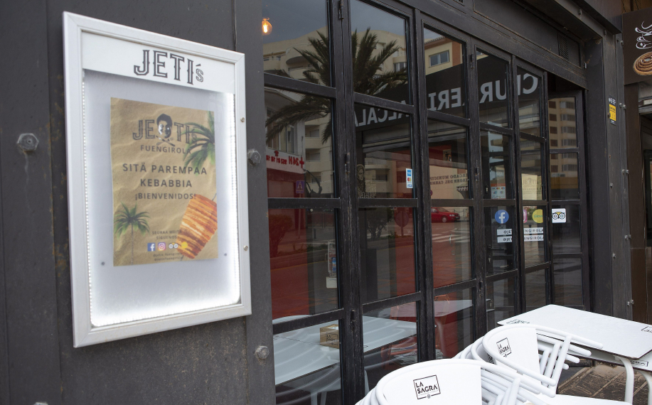 Jeti's Fuengirola mainostaa tarjoavansa sitä parempaa kebabbia. Mainoskyltissä Facebook, Instagram ja ainakin Tripadvisor logot. Ikkunoista heijastuu tyypillinen maisema Espanjalaisessa kaupungissa.