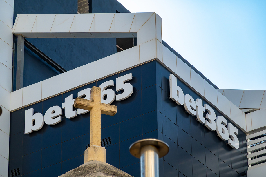 Bet365 toimisto Maltalla. Etualalla katolinen kirkko.