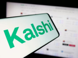 Kalshi auki tietokoneella ja puhelimessa yhtiön logo.
