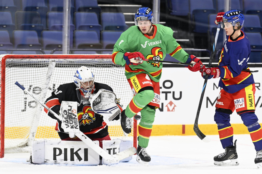 Jokerit treenit käynnissä Veikkaus areenalla. Pelaajien paidassa Veikkaus-logoja.