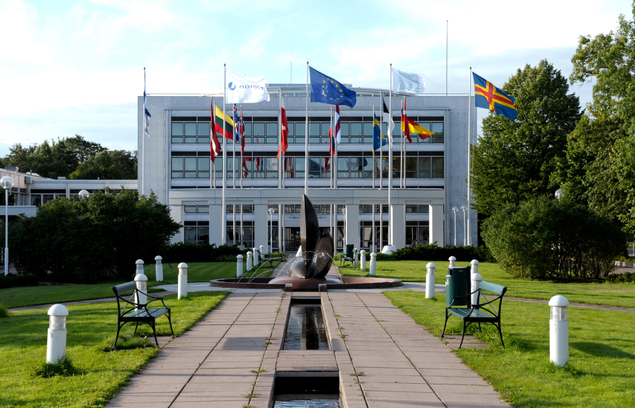 EU, Ahvenanmaa ja muut liput liehuvat Ahvenanmaan parlamenttirakennuksen edessä.