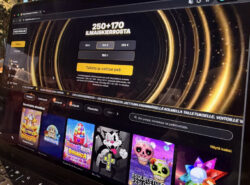 Tietokoneen näytöllä High Roller suomenkielinen nettikasino. Kasinolla näkyy ilmaiskierrostarjous ja kasinopelejä kuten Reactoonz.