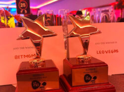 Kuvassa kaksi palkintoa International Gaming Awardsista, toinen BetMGM ja toinen LeoVegas jotka ovat samaa konsernia.