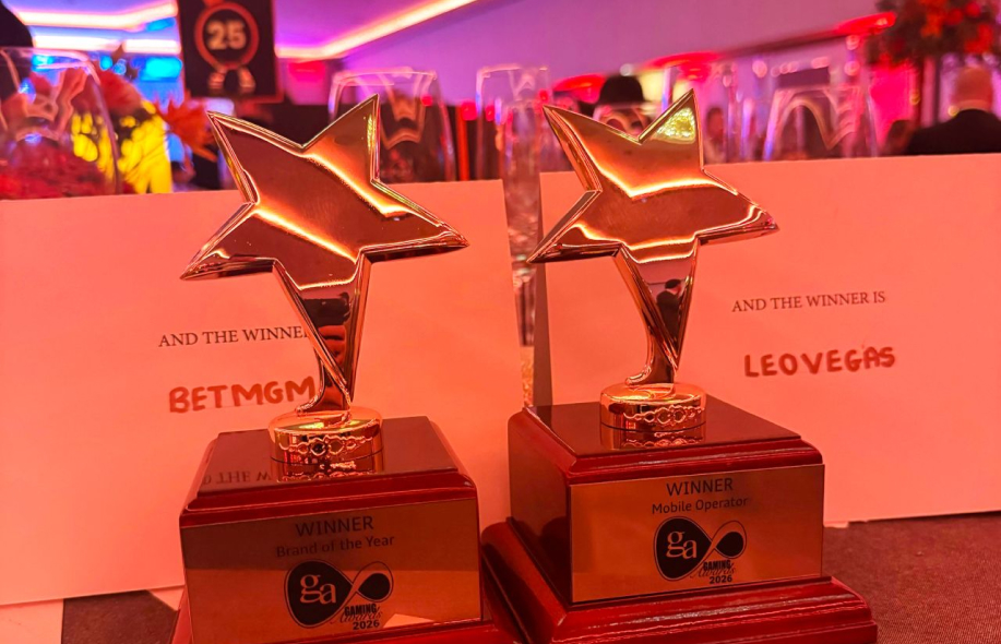Kuvassa kaksi palkintoa International Gaming Awardsista, toinen BetMGM ja toinen LeoVegas jotka ovat samaa konsernia.